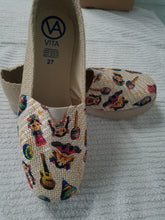 Load image into Gallery viewer, Yute made women shoe with Maria and instruments - Zapato de Yute de mujer con Maria e instrumentos