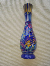 Cargar imagen en el visor de la galería, Clay and hand painted vase - Jarron de barro pintado a mano