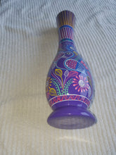 Cargar imagen en el visor de la galería, Clay and hand painted vase - Jarron de barro pintado a mano