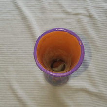 Cargar imagen en el visor de la galería, Clay and hand painted vase - Jarron de barro pintado a mano
