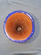 Cargar imagen en el visor de la galería, Clay and hand painted vase - Jarron de barro pintado a mano
