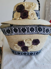 Load image into Gallery viewer, Large hand bag and hat combo contrast colors - Bolso grande de flores y sombrero en contraste