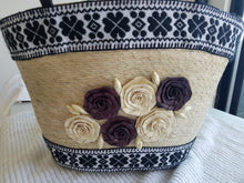 Load image into Gallery viewer, Large hand bag and hat combo contrast colors - Bolso grande de flores y sombrero en contraste