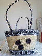 Load image into Gallery viewer, Large hand bag and hat combo contrast colors - Bolso grande de flores y sombrero en contraste