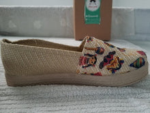 Load image into Gallery viewer, Yute made women shoe with Maria and instruments - Zapato de Yute de mujer con Maria e instrumentos