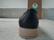 Load image into Gallery viewer, Yute made black with sunflower women shoe - Zapato de Yute negro con girasoles.