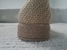 Load image into Gallery viewer, Yute made Maria and flowers women shoe - Zapato de Yute de Maria y flores.