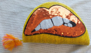 Hand Made Palm Yellow Medium Makeup bag Mouth design - Bolsa para maquillaje mediana color amarillo con diseño de boca