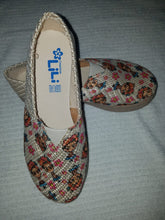 Load image into Gallery viewer, Yute made Maria and flowers women shoe  - Zapato de Yute de Maria y flores.
