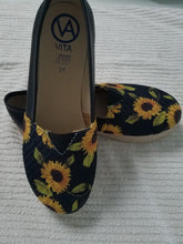 Load image into Gallery viewer, Yute made black with sunflower women shoe  - Zapato de Yute negro con girasoles.
