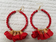 Load image into Gallery viewer, Medium Shakira and Crystal red earrings - Arete medianos rojo de cristal.
