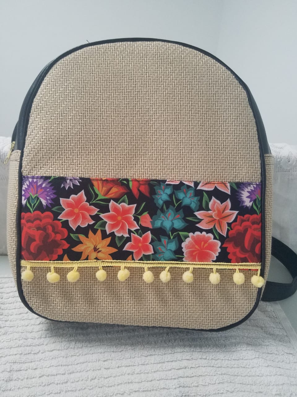 Medium beige backpack with flowers - Mochila beige con flores