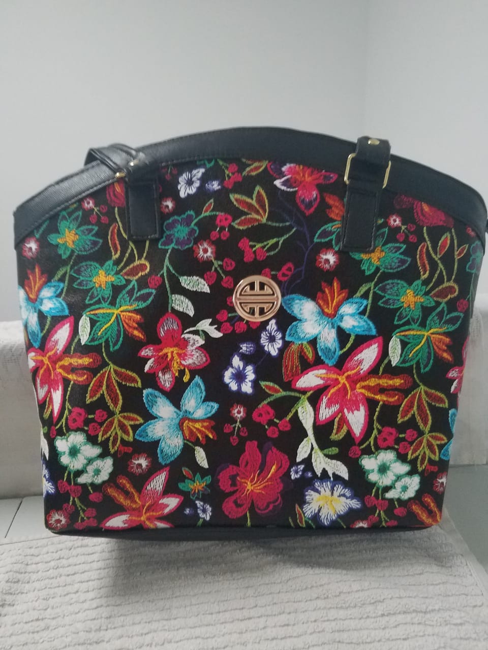 Medium black hand bag with flowers - Bolso mediano negro de flores