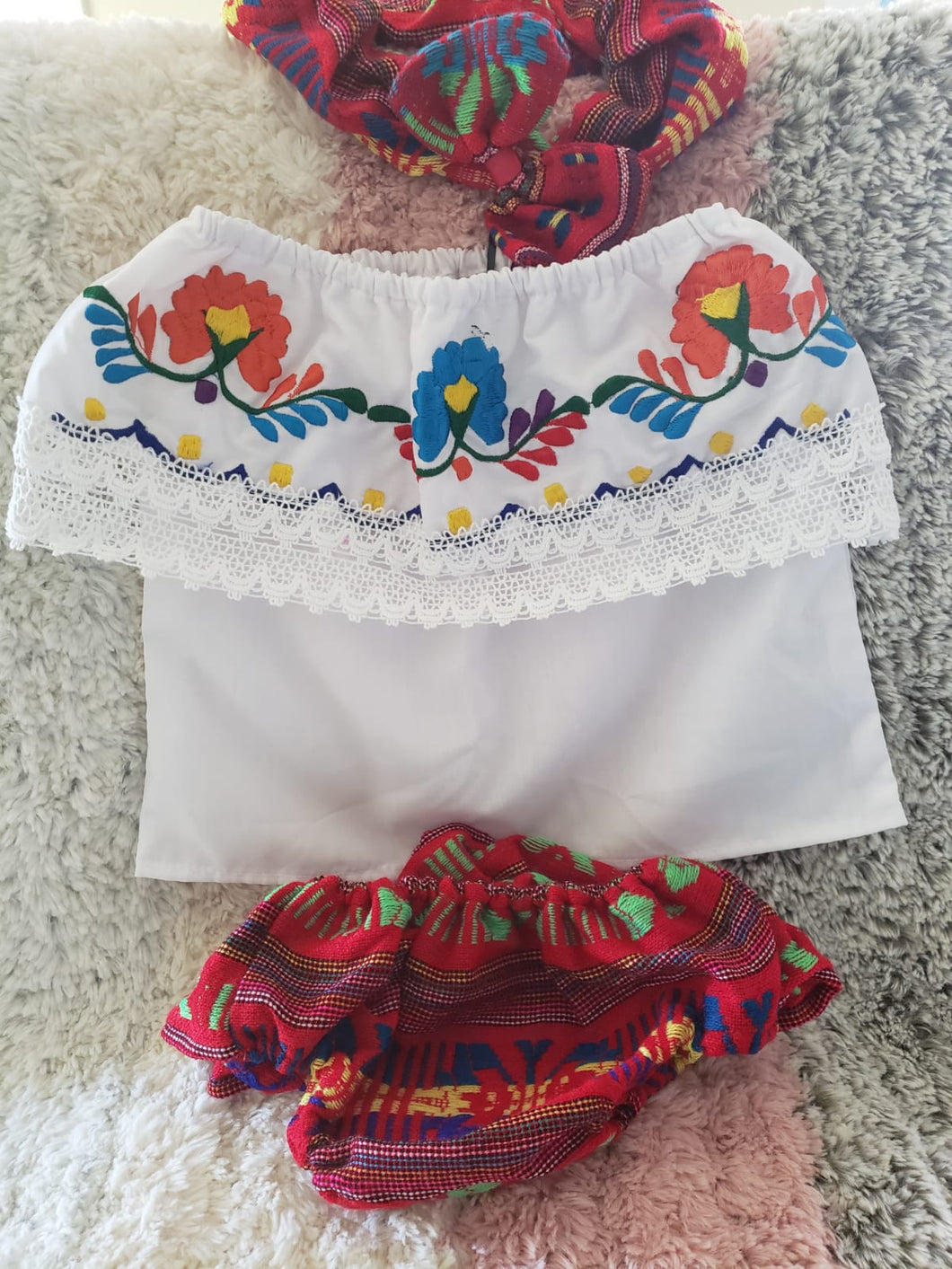 Hand made Cotton 3 piece baby set, head band, blouse and diaper shorts with flower design - Juego de bebe de 3 piezas de algodon hecho a mano, diadema, blusa y shorts.