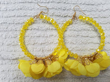 Load image into Gallery viewer, Medium Shakira and Crystal yellow earrings - Arete medianos amarilos de cristal.
