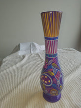 Cargar imagen en el visor de la galería, Clay and hand painted vase - Jarron de barro pintado a mano
