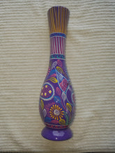 Cargar imagen en el visor de la galería, Clay and hand painted vase - Jarron de barro pintado a mano
