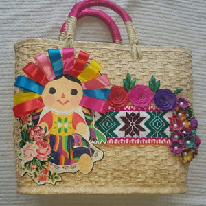 Medium doll and flowers hand bag - Bolso mediano con munequita y flores