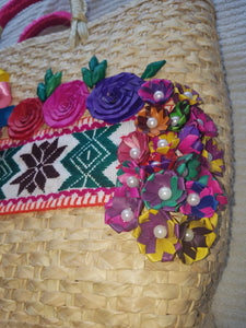 Medium doll and flowers hand bag - Bolso mediano con munequita y flores