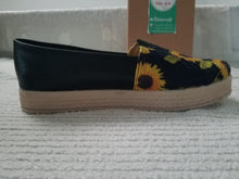 Load image into Gallery viewer, Yute made black with sunflower women shoe  - Zapato de Yute negro con girasoles.
