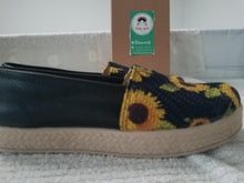 Load image into Gallery viewer, Yute made black with sunflower women shoe  - Zapato de Yute negro con girasoles.
