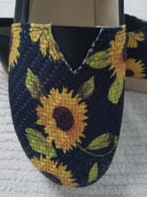 Load image into Gallery viewer, Yute made black with sunflower women shoe  - Zapato de Yute negro con girasoles.
