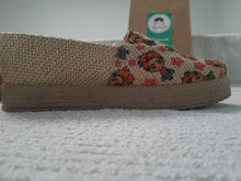 Load image into Gallery viewer, Yute made Maria and flowers women shoe  - Zapato de Yute de Maria y flores.
