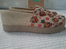 Load image into Gallery viewer, Yute made Maria and flowers women shoe  - Zapato de Yute de Maria y flores.
