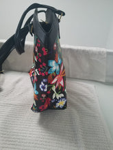 Load image into Gallery viewer, Medium black hand bag with flowers - Bolso mediano negro de flores
