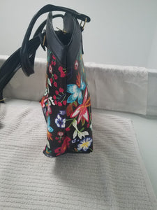 Medium black hand bag with flowers - Bolso mediano negro de flores